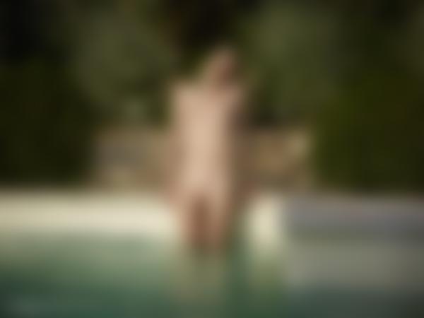 Kuva #9 galleriasta Francy uima-altaan äärellä