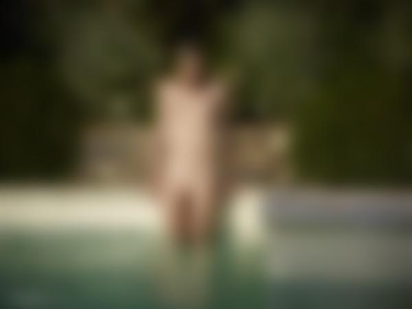 Kuva #10 galleriasta Francy uima-altaan äärellä