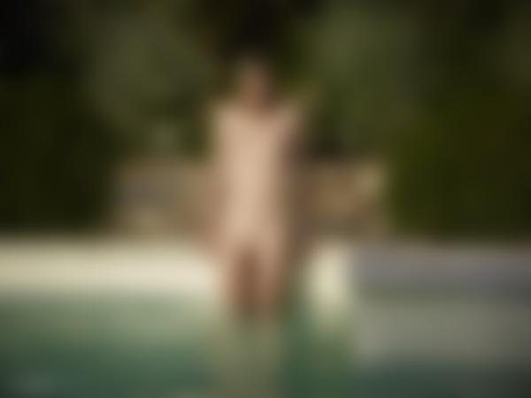Kuva #11 galleriasta Francy uima-altaan äärellä